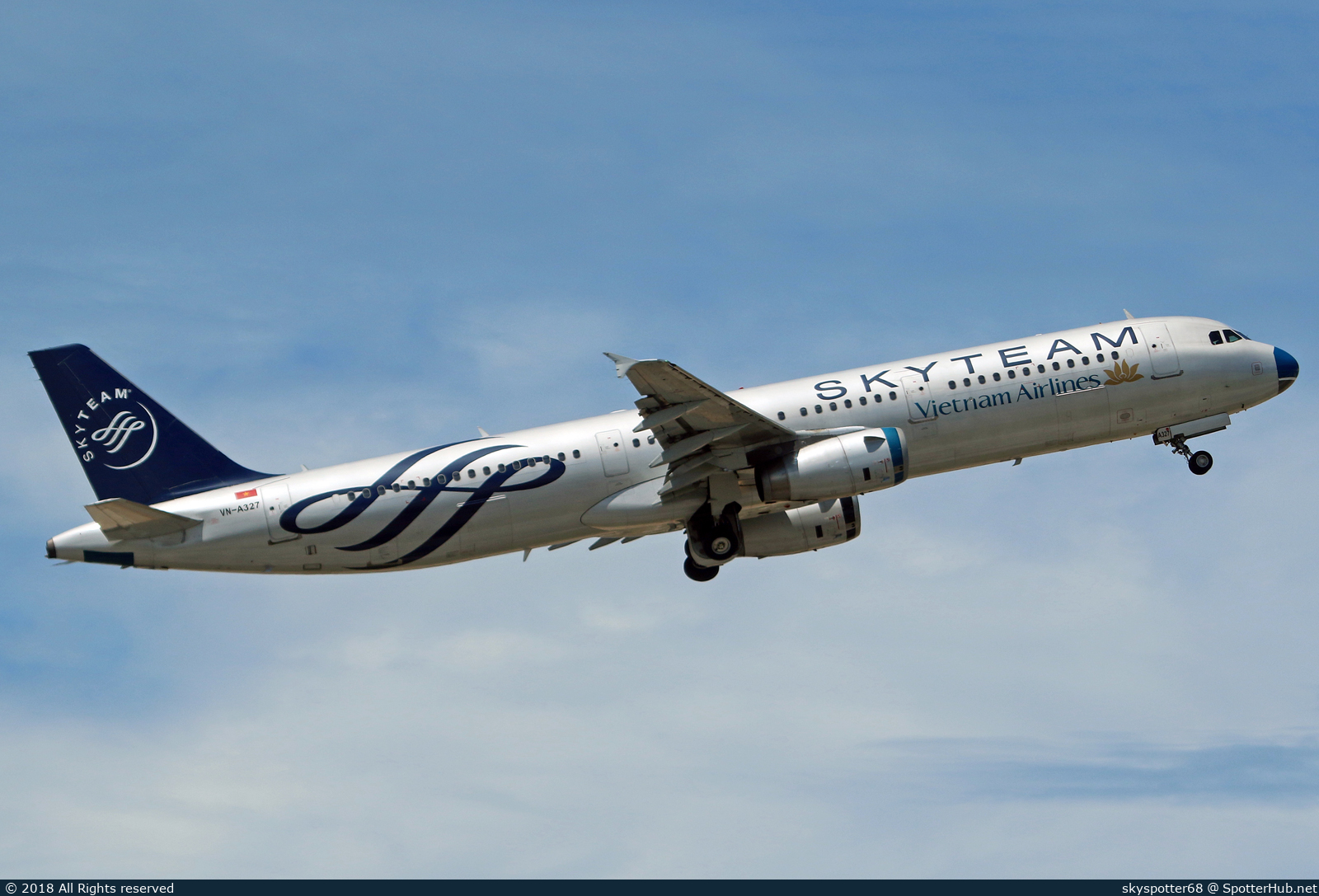 Photo of VN-A327 - Airbus A321-231 operated by Vietnam Airlines
