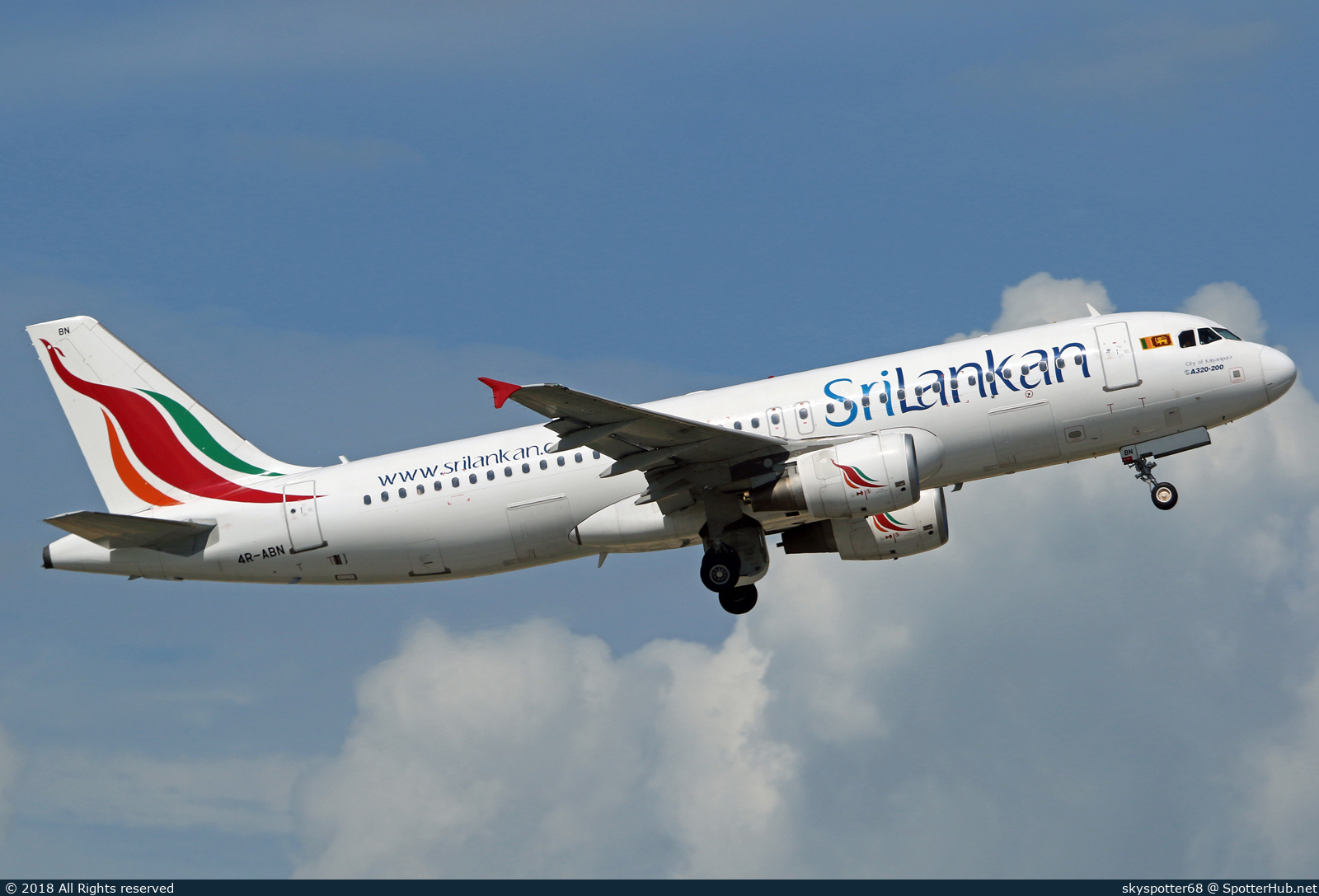 Photo of 4R-ABN - Airbus A320-214 operated by SriLankan Airlines