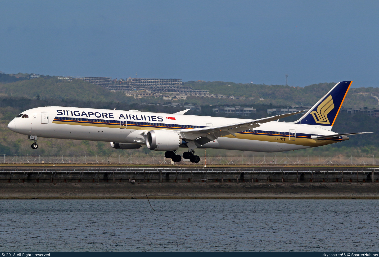 Photo of 9V-SCE - Boeing 787-10 Dreamliner operated by Singapore Airlines