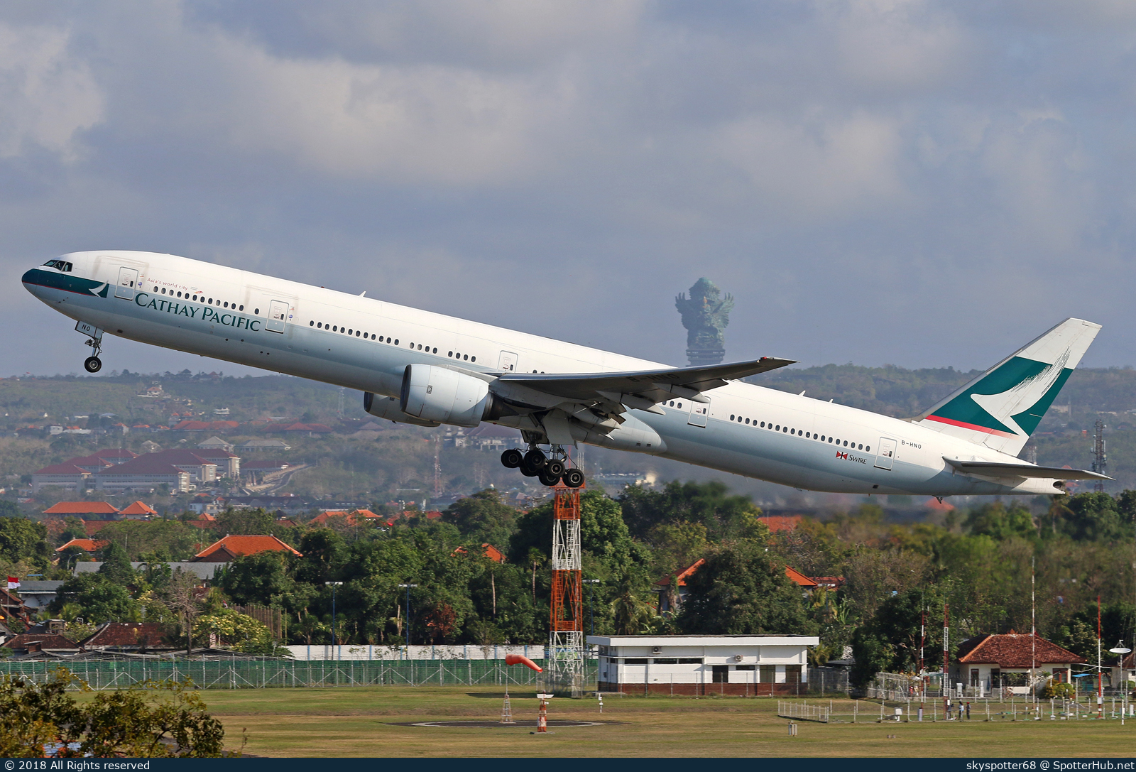 Photo of B-HNO - Boeing 777-367 operated by Cathay Pacific Airways