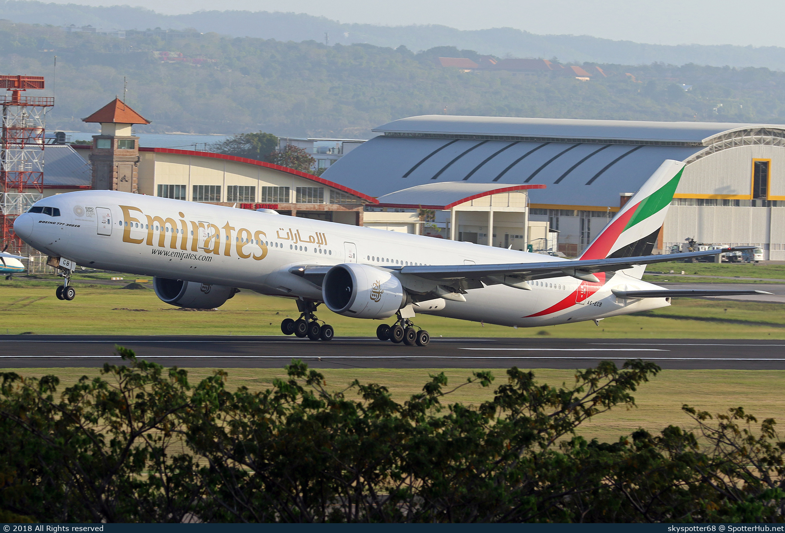 Photo of A6-ECB - Boeing 777-31H(ER) operated by Emirates