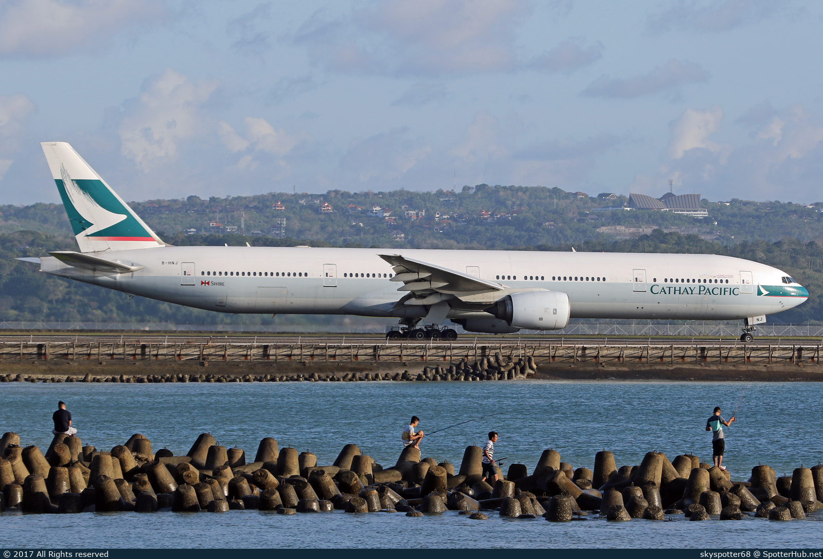Photo of B-HNJ - Boeing 777-367 operated by Cathay Pacific Airways