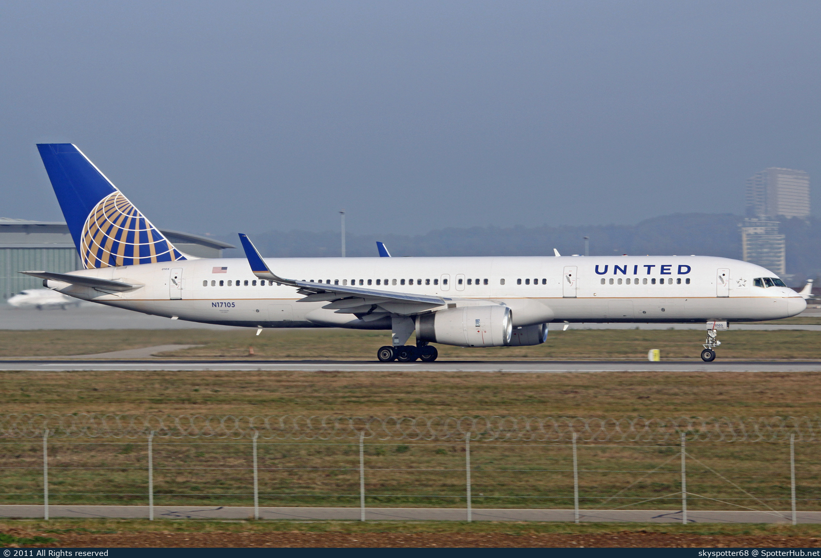 Photo of N17105 - Boeing 757-224 operated by United Airlines