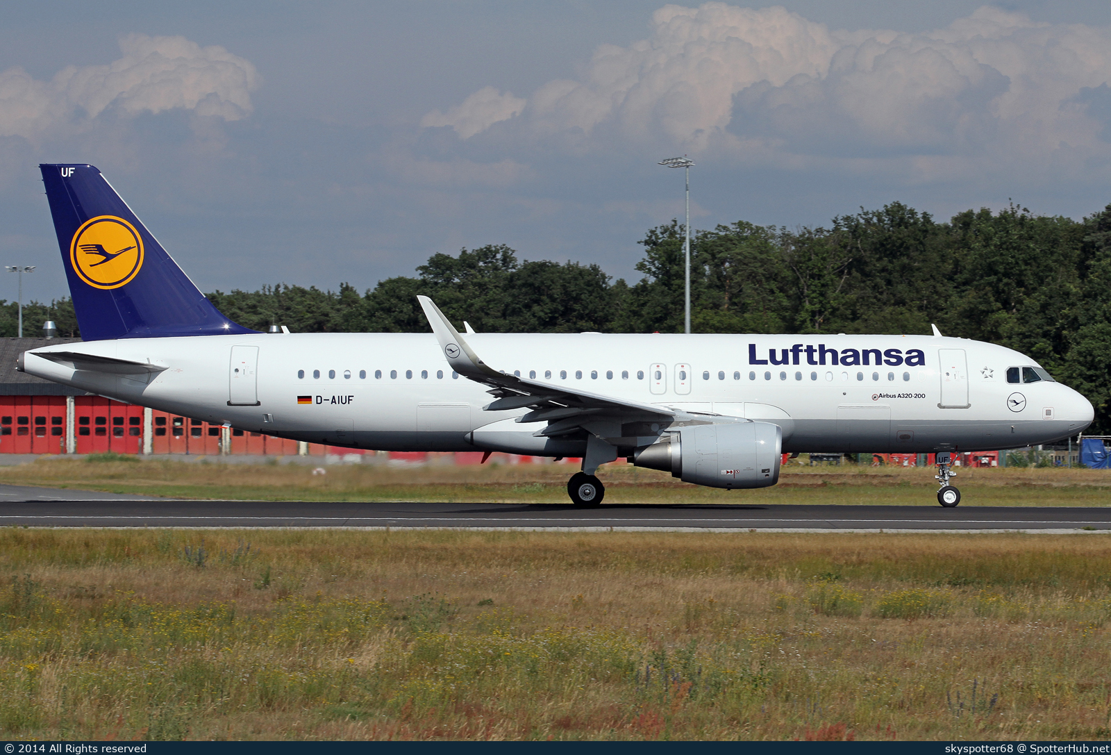 Photo of D-AIUF - Airbus A320-214 operated by Lufthansa