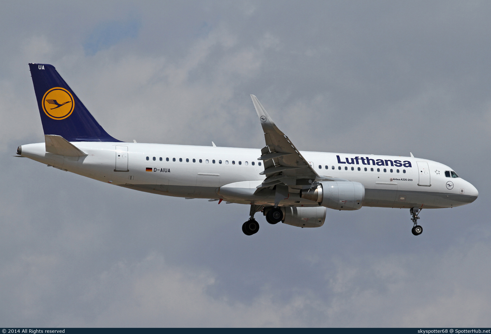 Photo of D-AIUA - Airbus A320-214 operated by Lufthansa