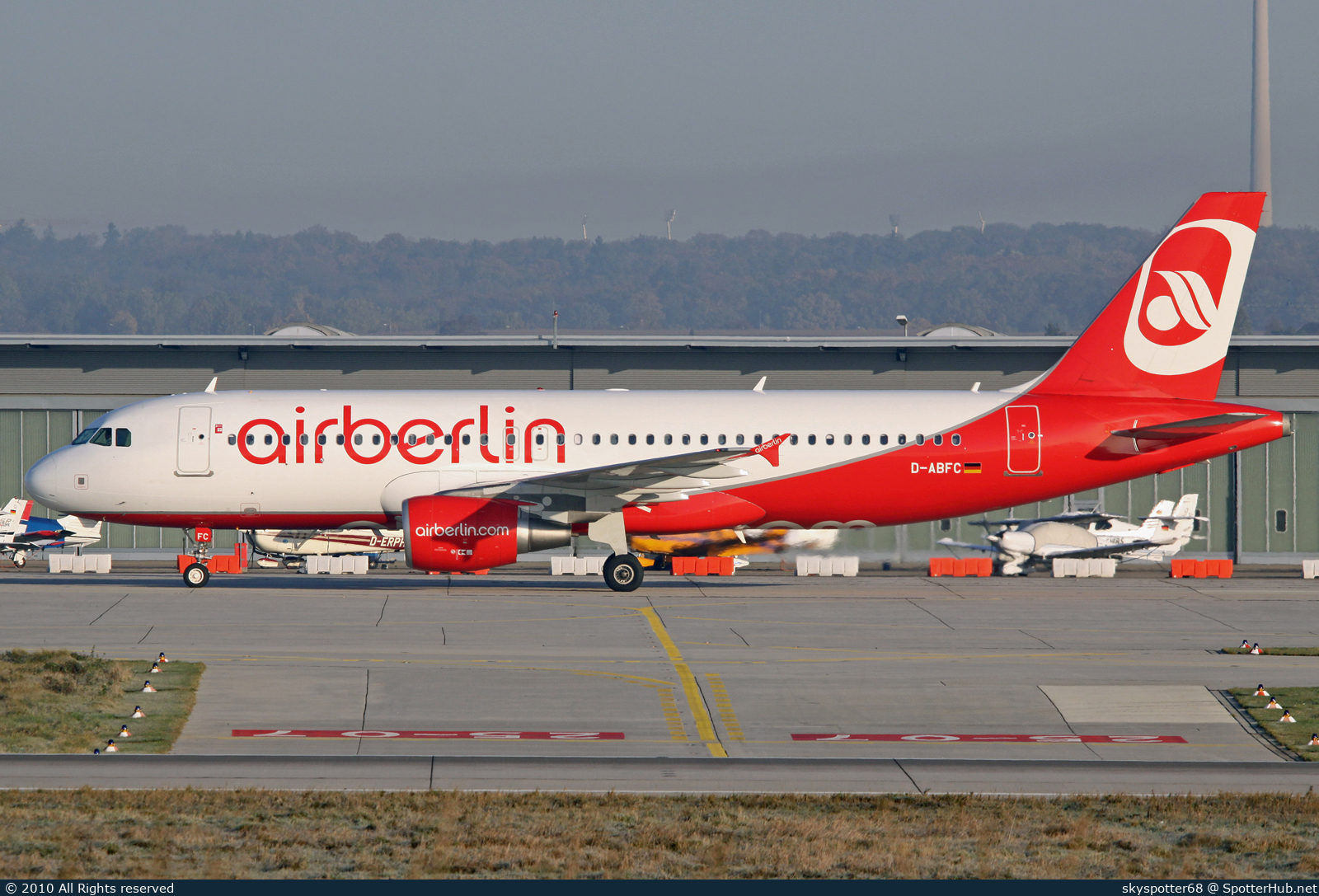 Photo of D-ABFC - Airbus A320-214 operated by Air Berlin