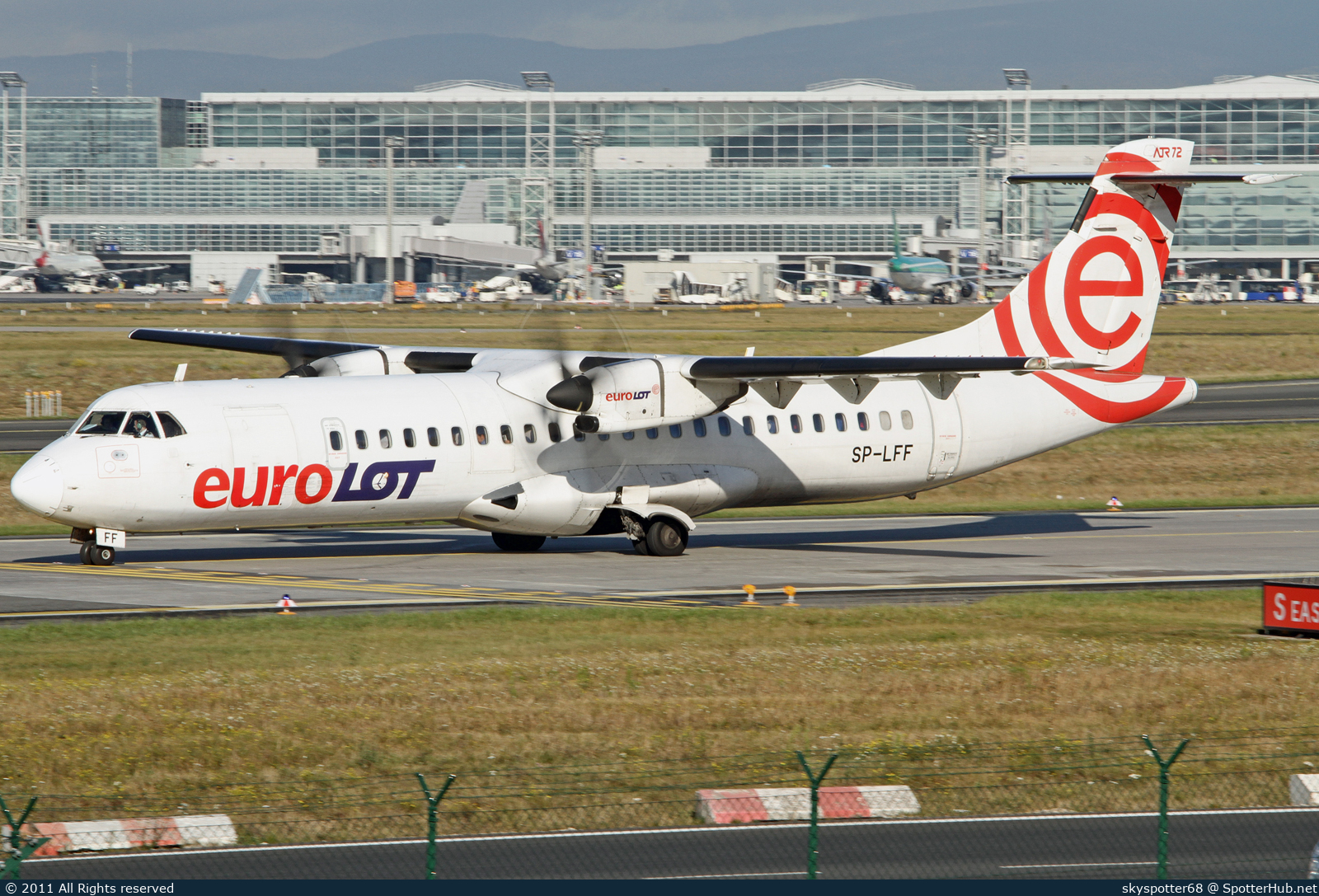 Photo of SP-LFF - ATR 72-202 operated by euroLOT