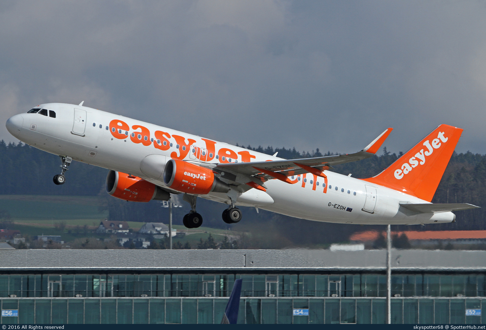 Photo of G-EZOH - Airbus A320-214 operated by easyJet