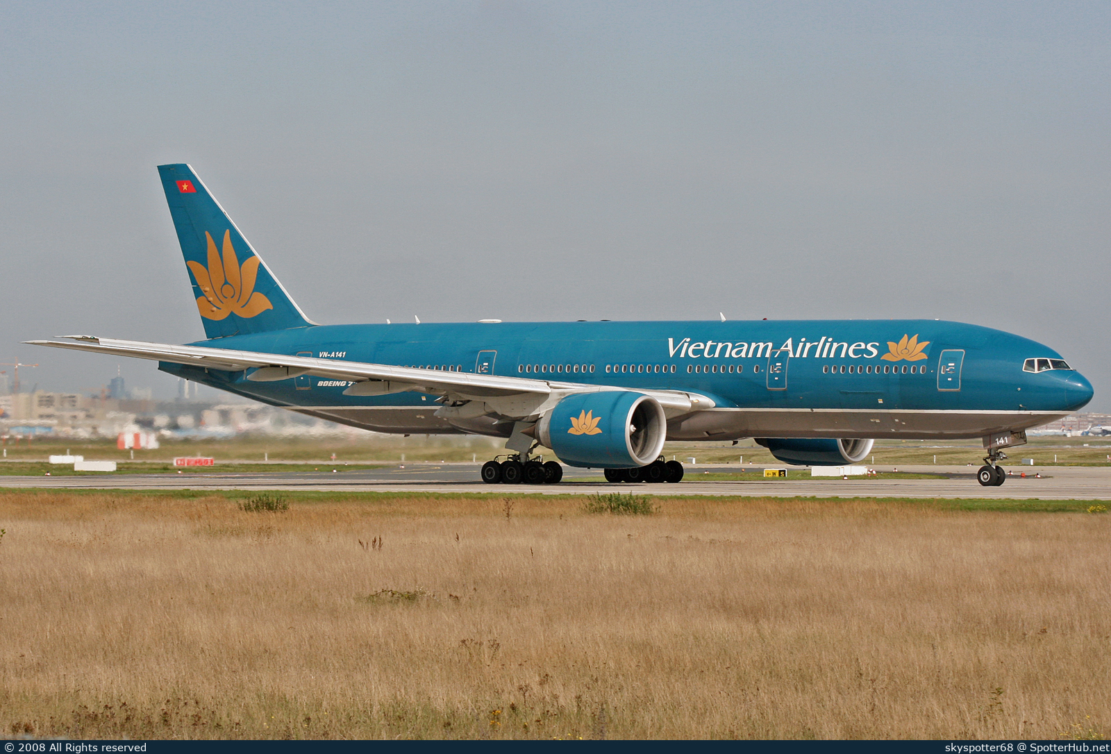Photo of VN-A141 - Boeing 777-2Q8(ER) operated by Vietnam Airlines