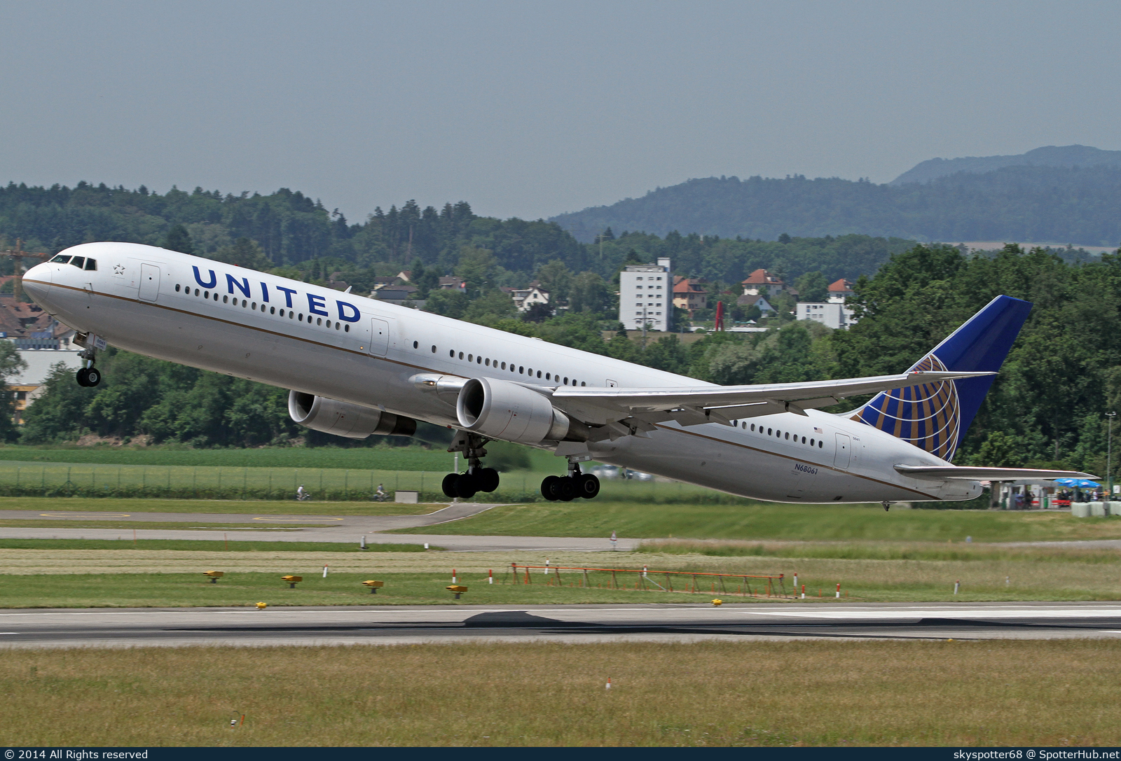 Photo of N68061 - Boeing 767-424(ER) operated by United Airlines