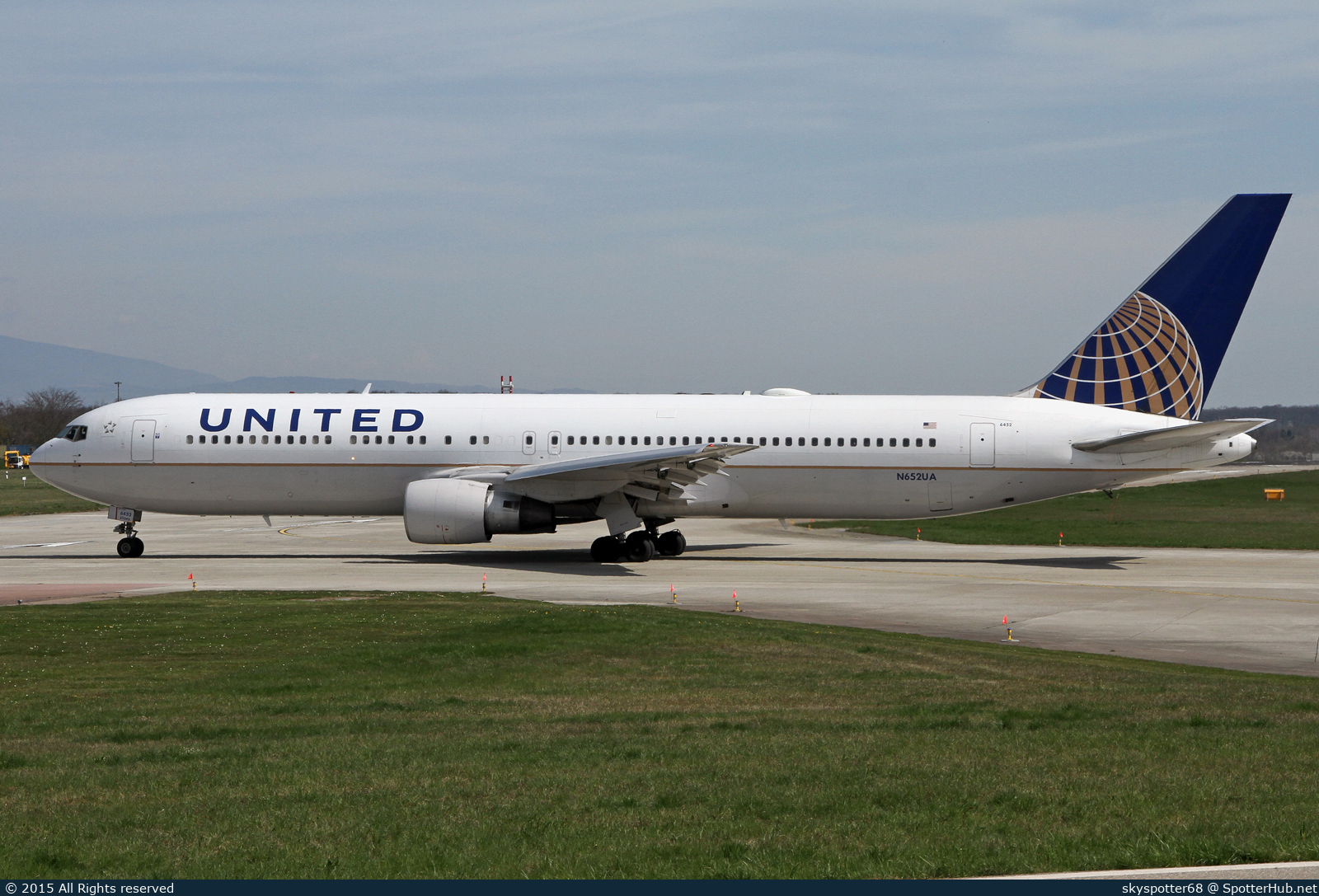 Photo of N652UA - Boeing 767-322(ER) operated by United Airlines