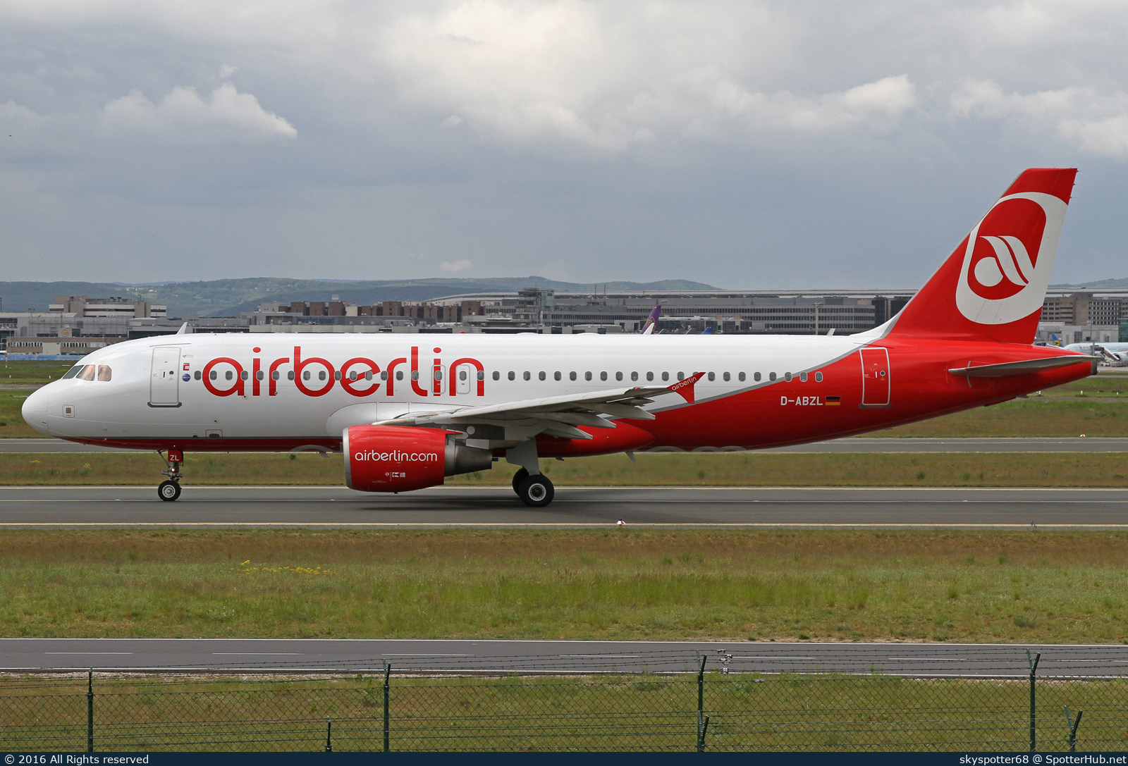 Photo of D-ABZL - Airbus A320-216 operated by Air Berlin