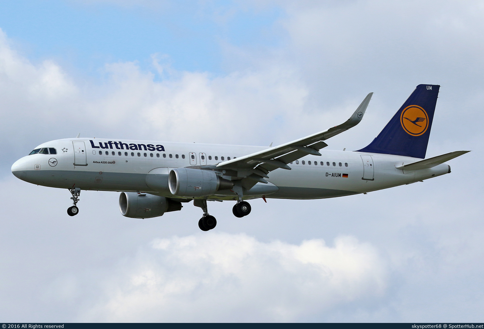 Photo of D-AIUM - Airbus A320-214 operated by Lufthansa