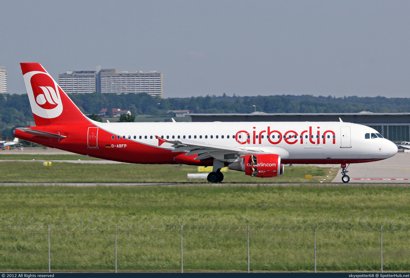 Photo of D-ABFP - Airbus A320-214 operated by Air Berlin