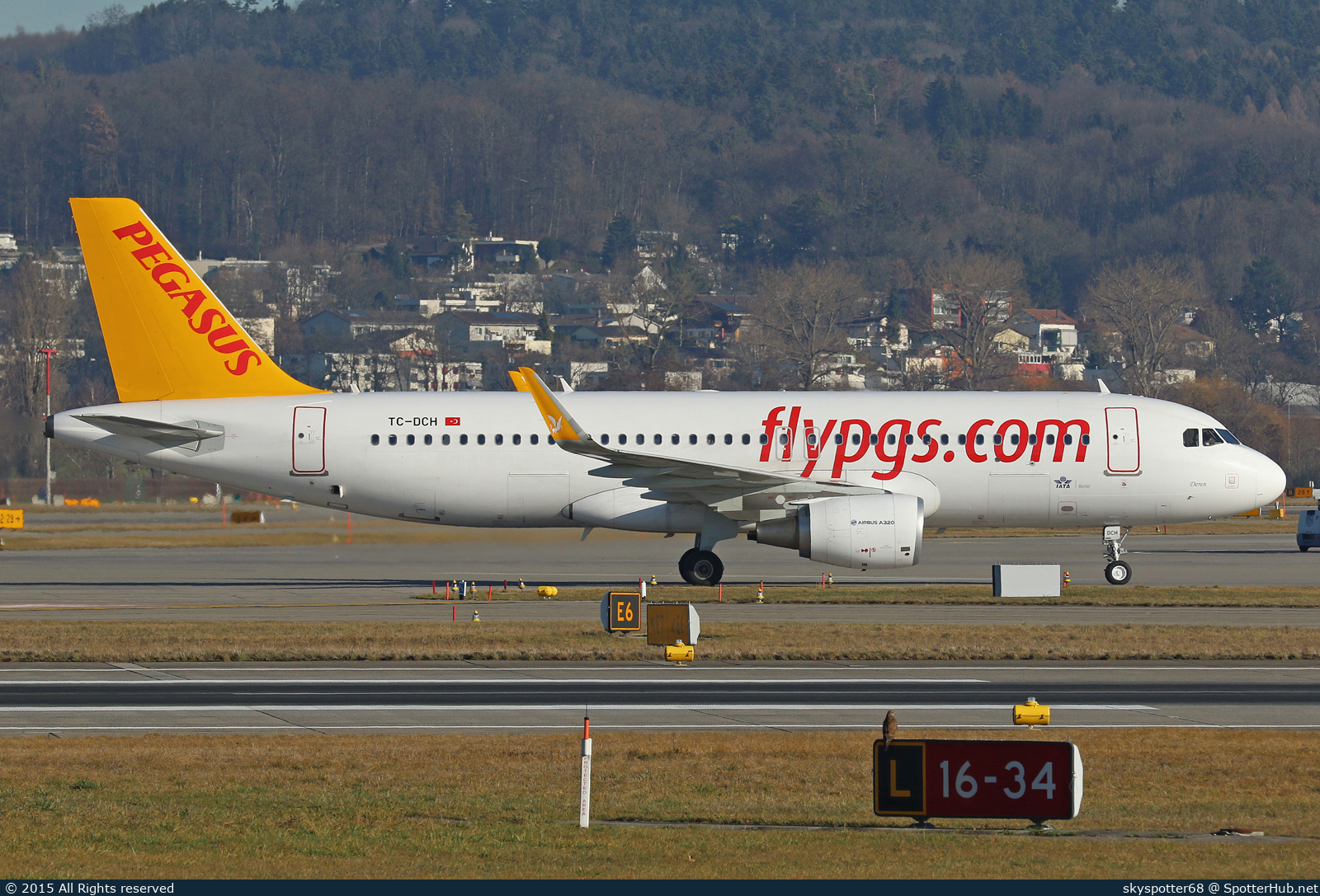 Photo of TC-DCH - Airbus A320-216 operated by Pegasus Airlines