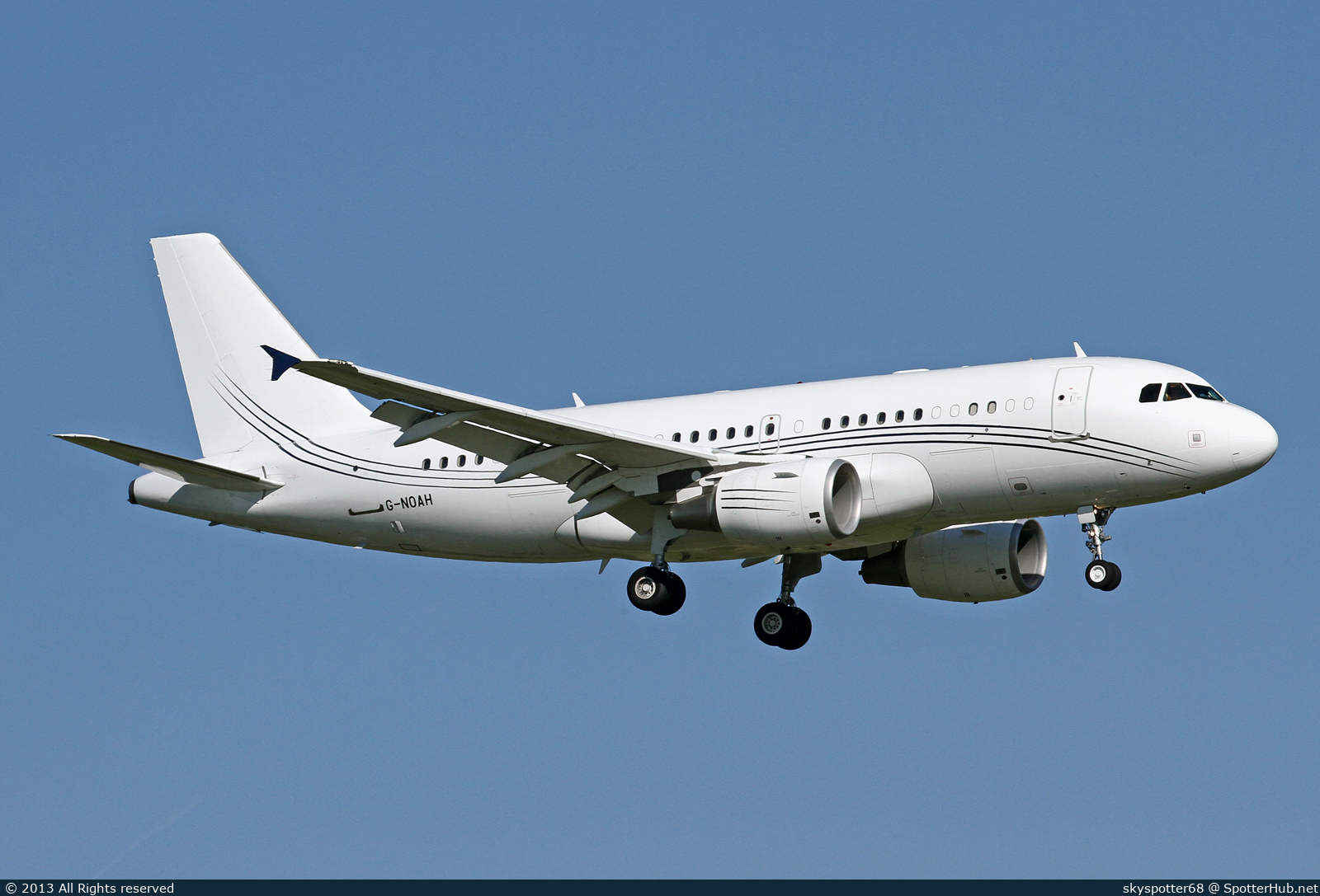 Photo of G-NOAH - Airbus A319-115(CJ) operated by Acropolis Aviation