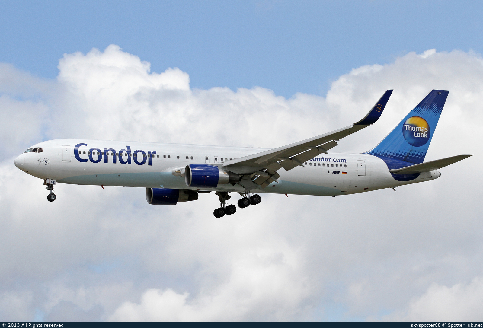 Photo of D-ABUE - Boeing 767-330(ER) operated by Condor