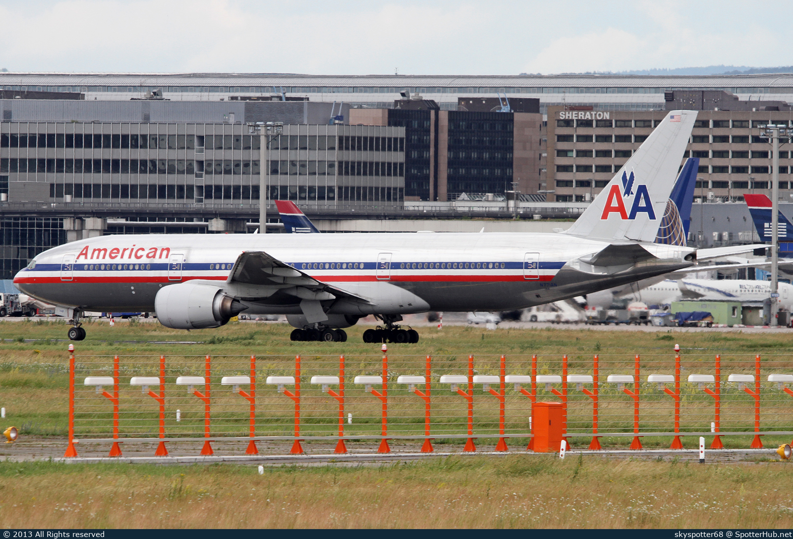 Photo of N771AN - Boeing 777-223(ER) operated by American Airlines