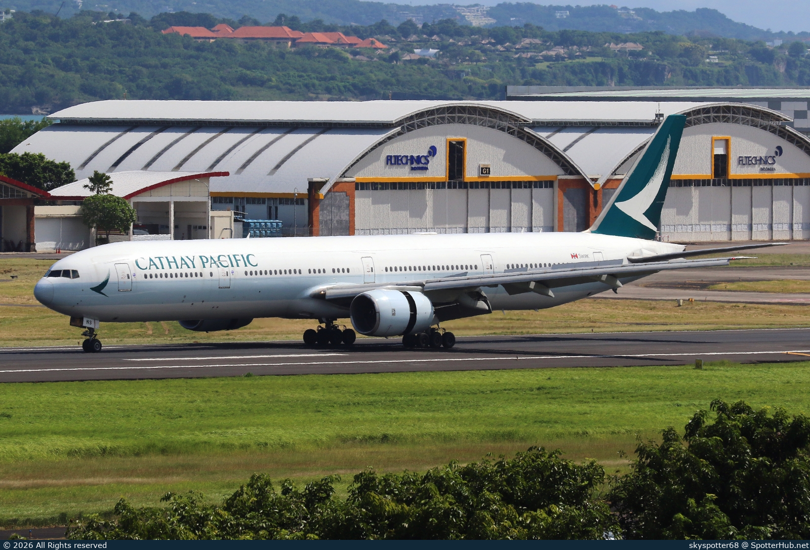 Photo of B-HNS - Boeing 777-31H operated by Cathay Pacific Airways