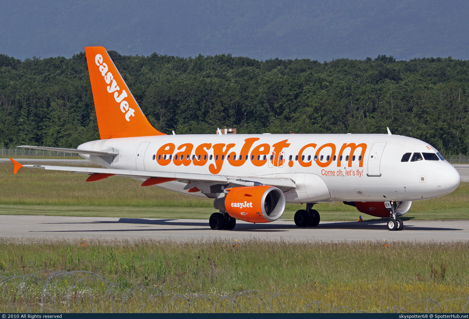 Photo of G-EZEV - Airbus A319-111 operated by easyJet
