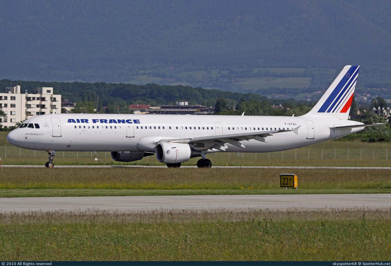 Photo of F-GTAU - Airbus A321-212 operated by Air France