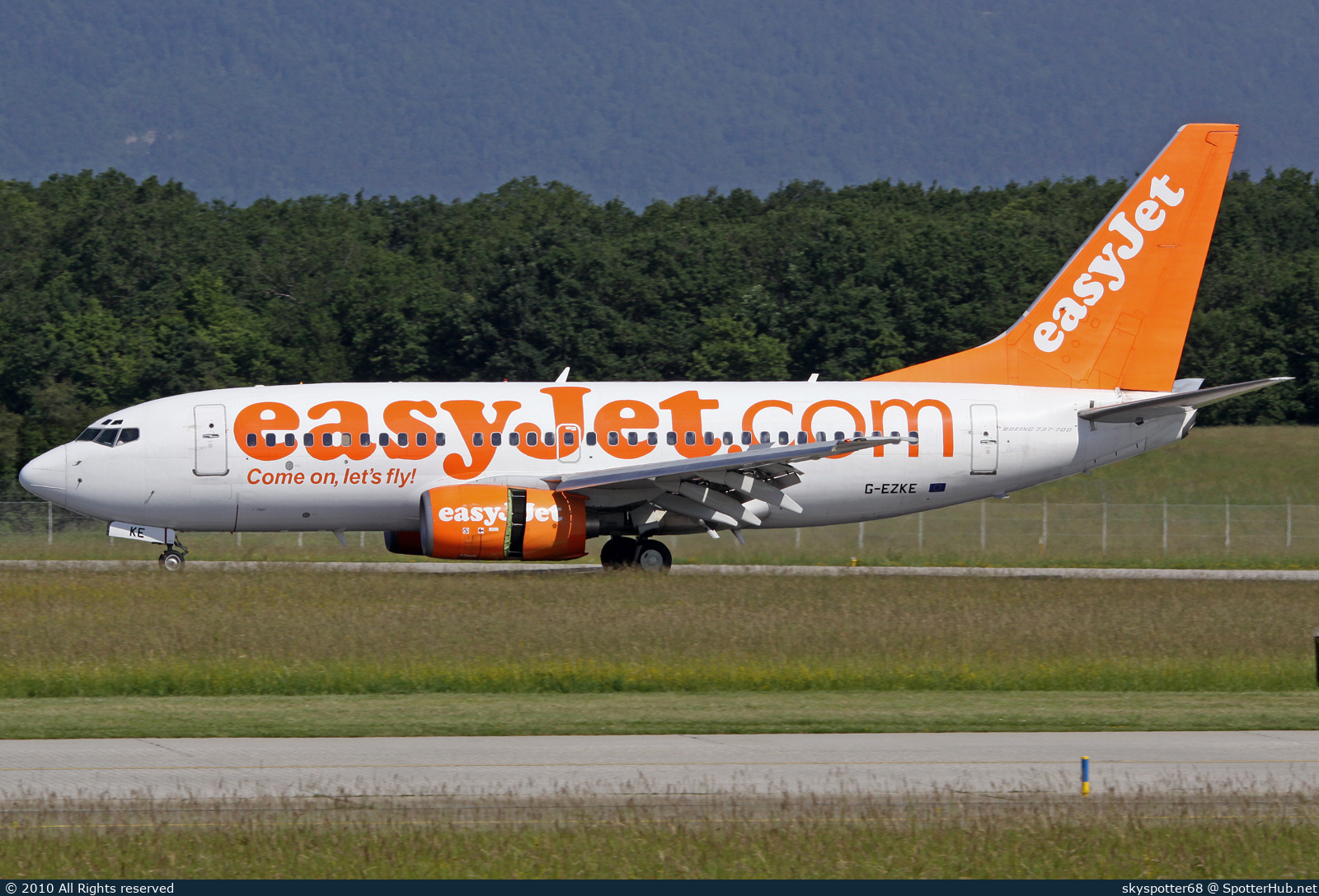 Photo of G-EZKE - Boeing 737-73V operated by easyJet