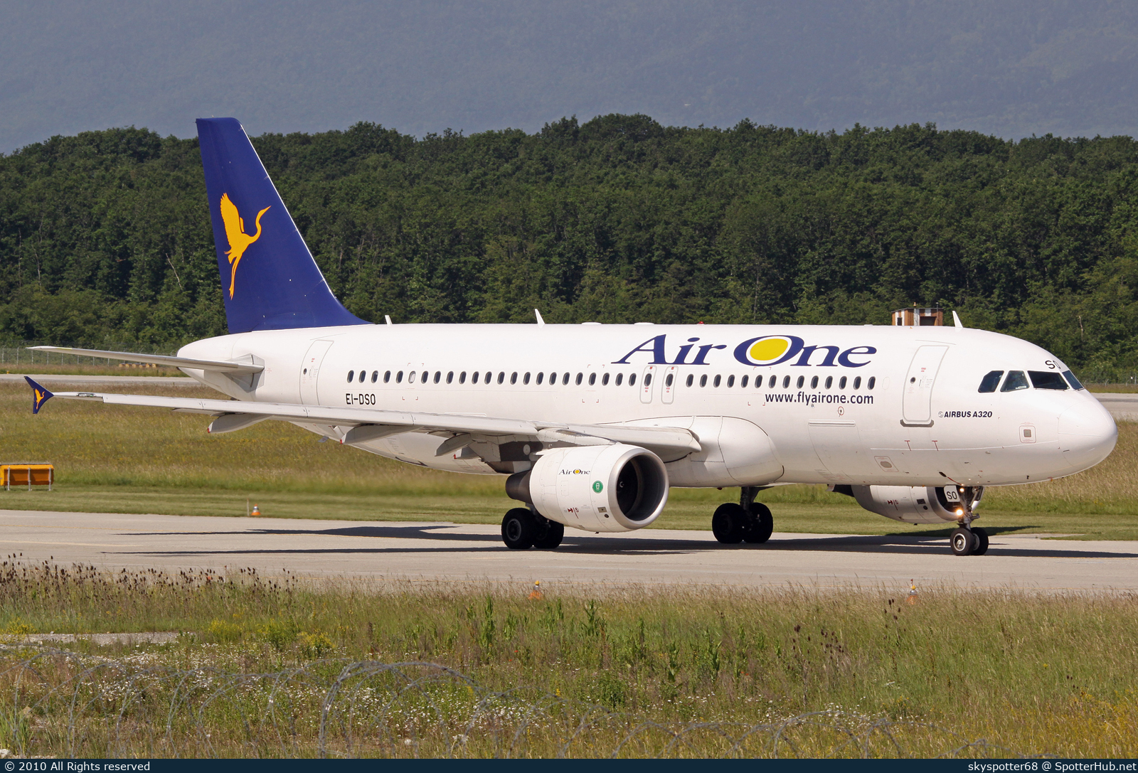Photo of EI-DSO - Airbus A320-216 operated by Air One