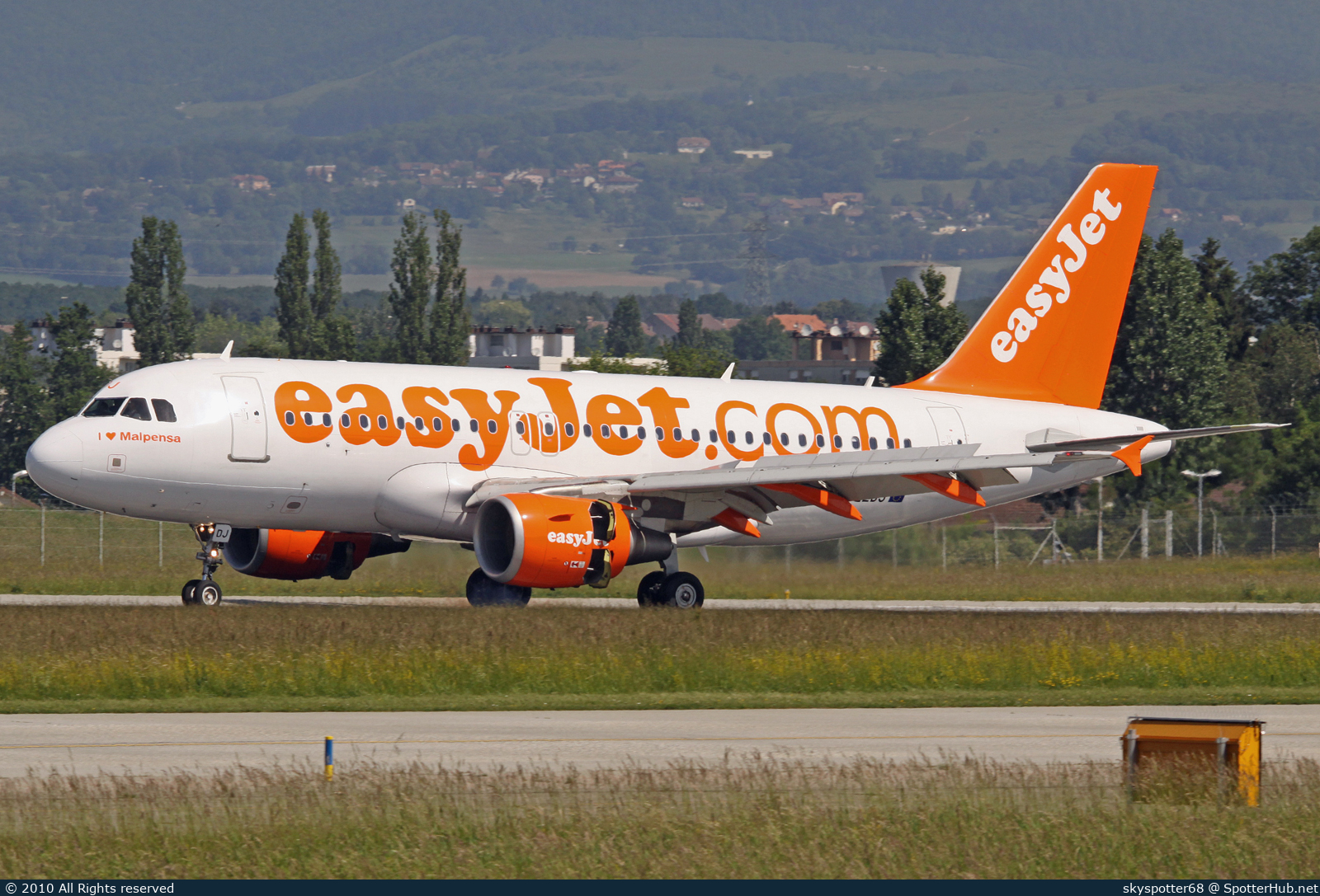 Photo of G-EZDJ - Airbus A319-111 operated by easyJet