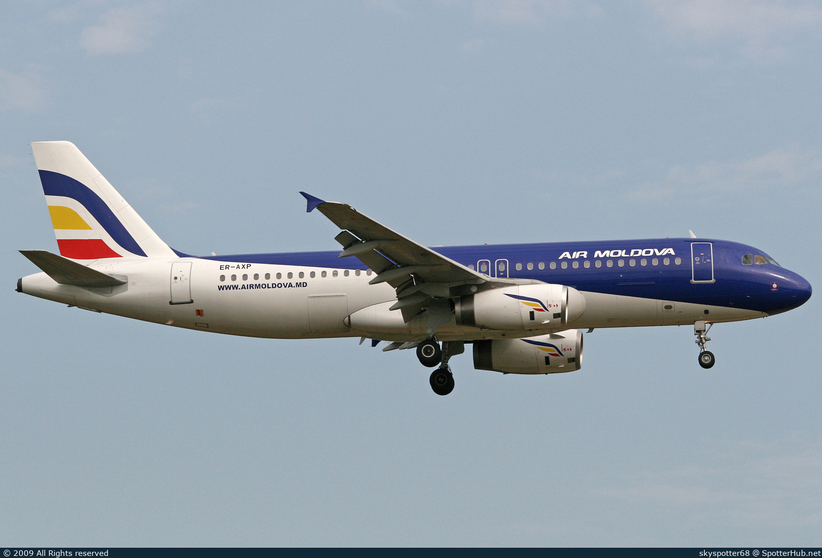 Photo of ER-AXP - Airbus A320-233 operated by Air Moldova