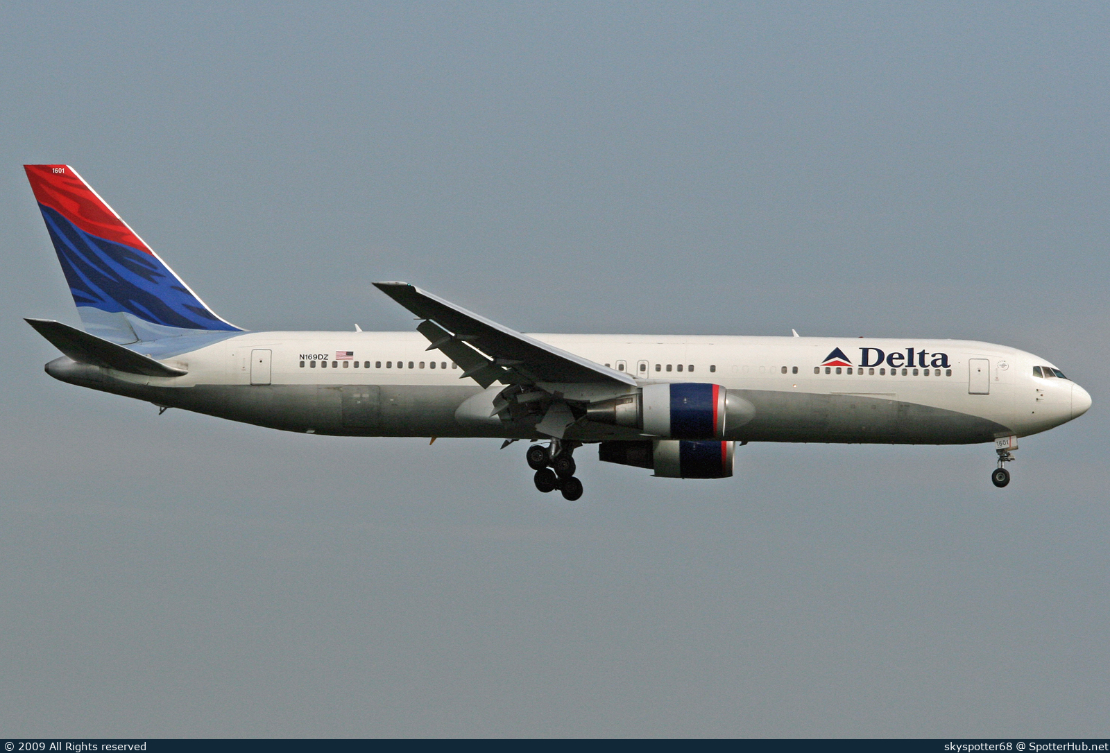 Photo of N169DZ - Boeing 767-332(ER) operated by Delta Air Lines