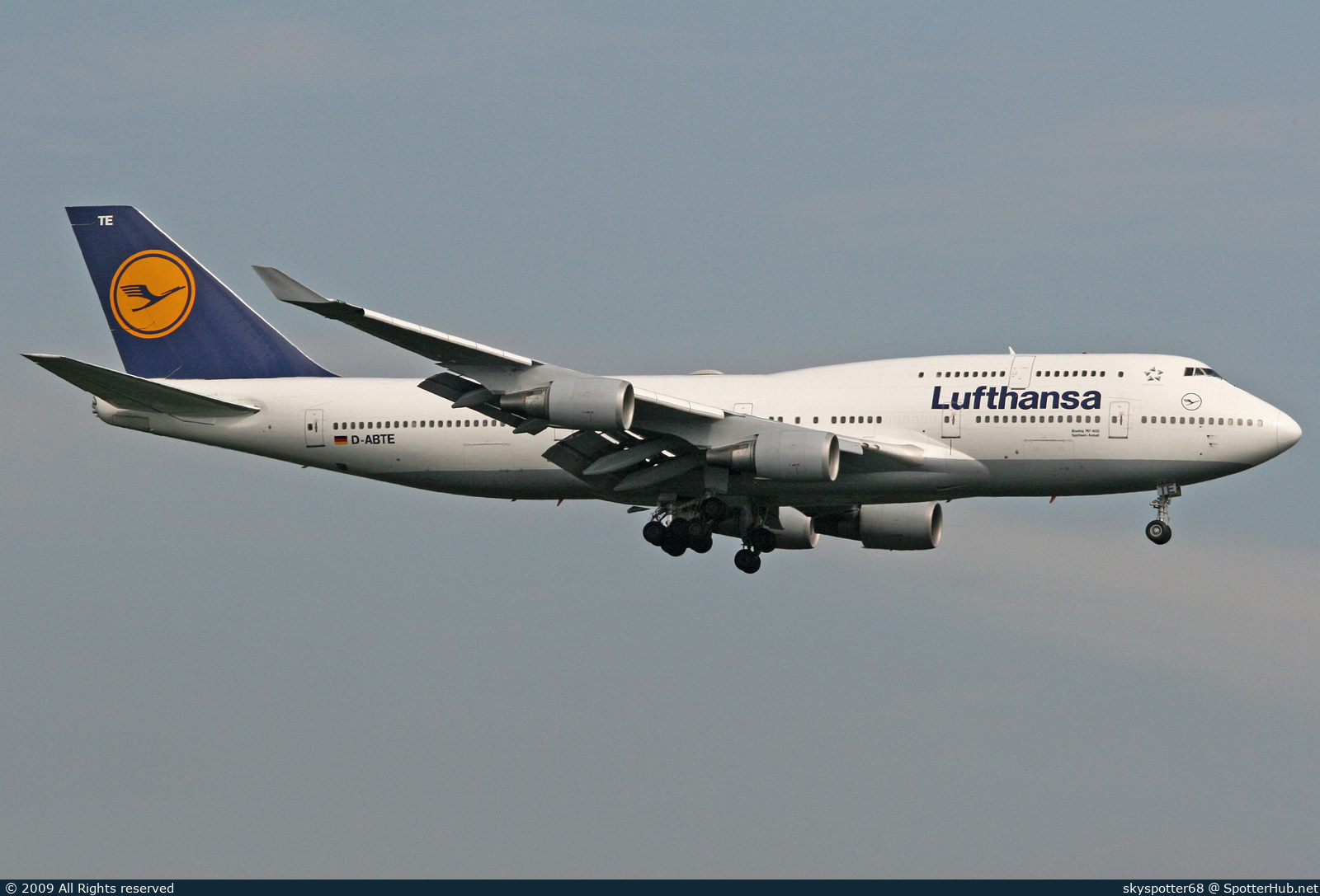 Photo of D-ABTE - Boeing 747-430(M) operated by Lufthansa