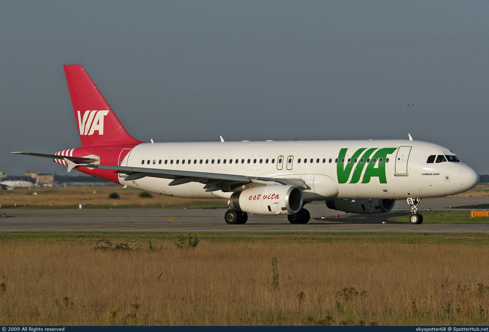 Photo of LZ-MDB - Airbus A320-232 operated by Air Via
