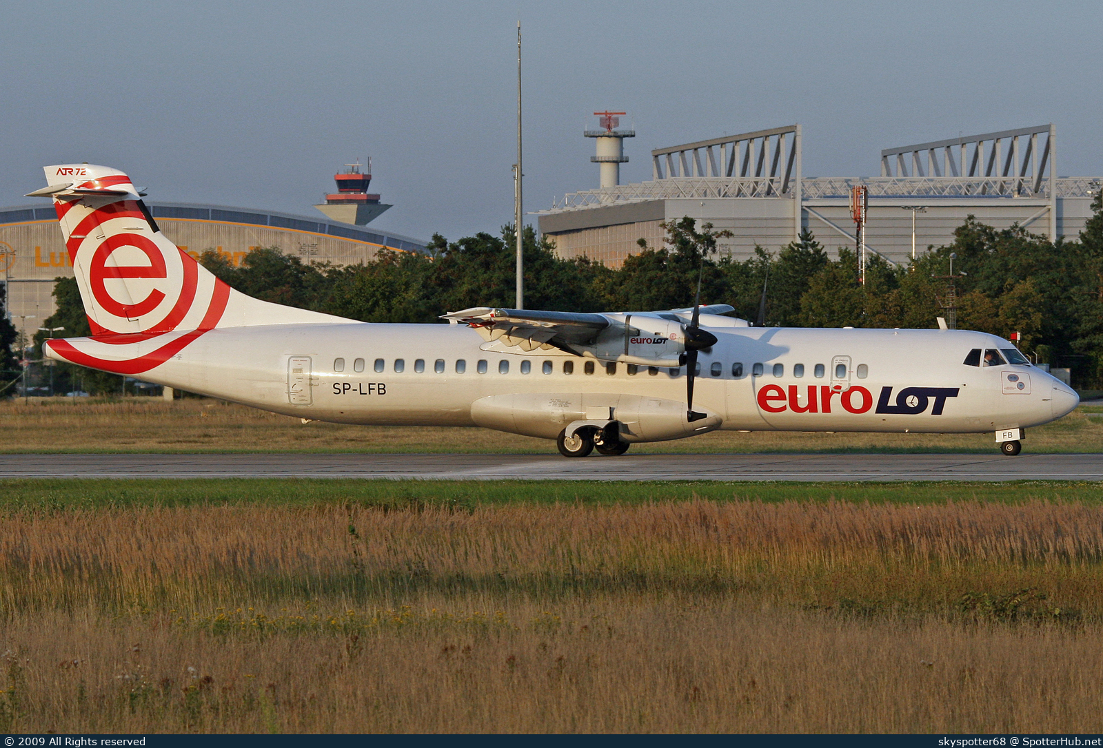 Photo of SP-LFB - ATR 72-202 operated by euroLOT