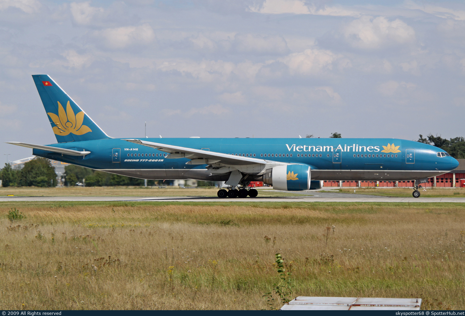 Photo of VN-A146 - Boeing 777-26K(ER) operated by Vietnam Airlines