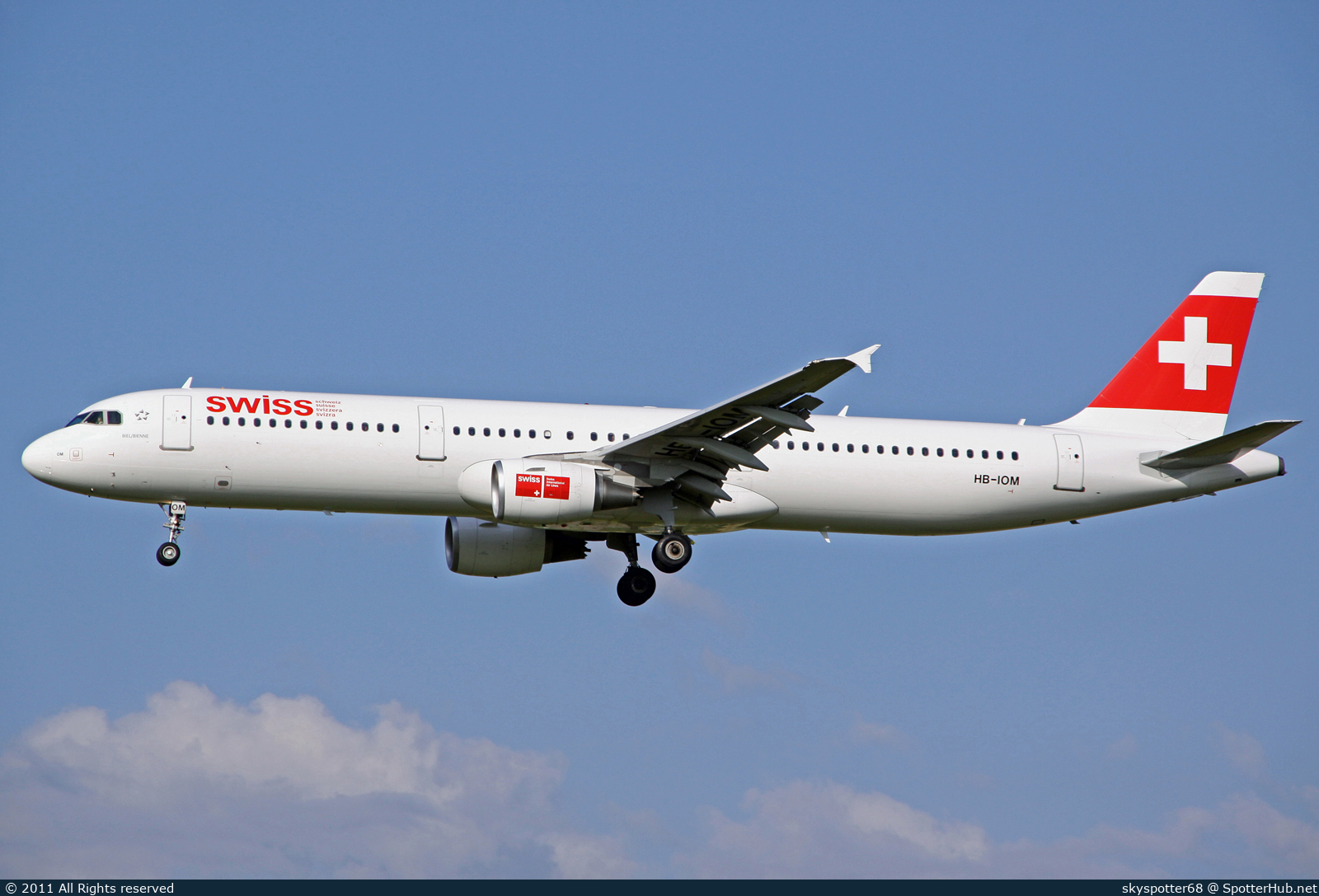 Photo of HB-IOM - Airbus A321-212 operated by Swiss International Air Lines