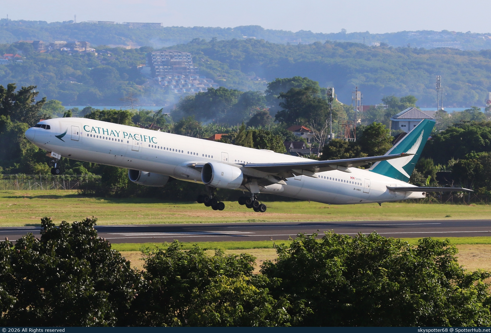 Photo of B-HNU - Boeing 777-31H operated by Cathay Pacific Airways