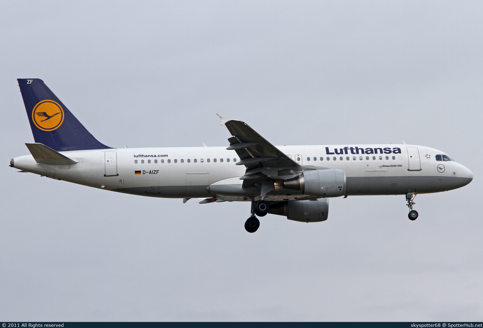 Photo of D-AIZF - Airbus A320-214 operated by Lufthansa