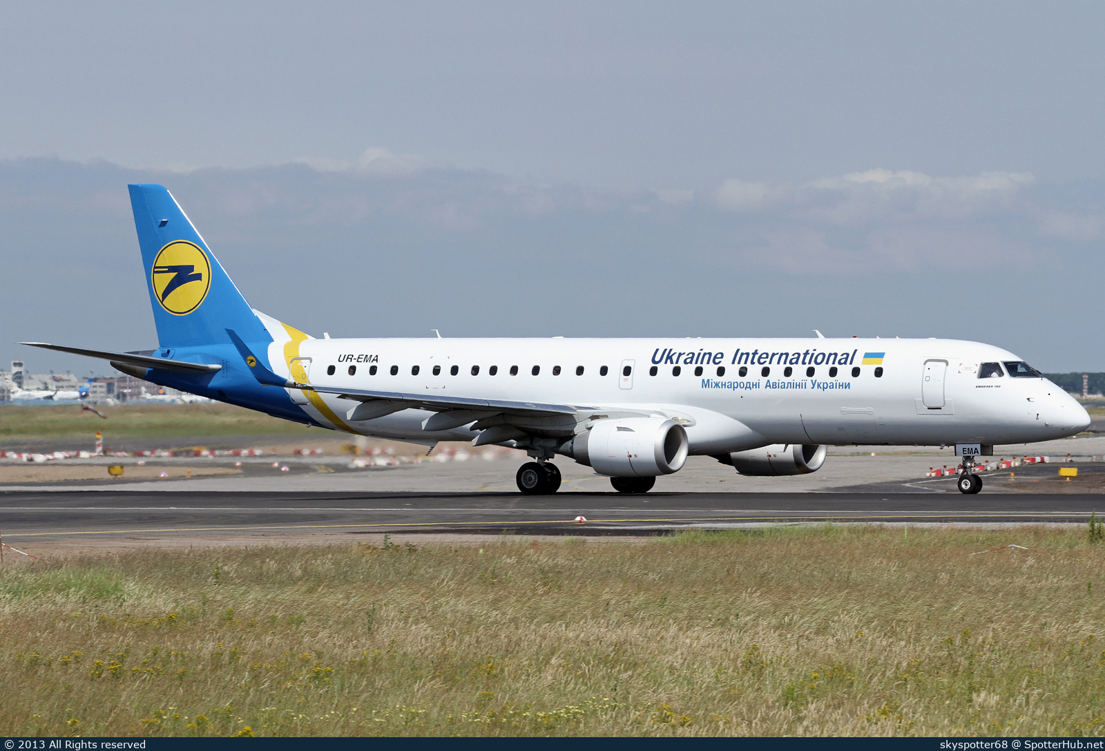 Photo of UR-EMA - Embraer ERJ-190STD operated by Ukraine International Airlines