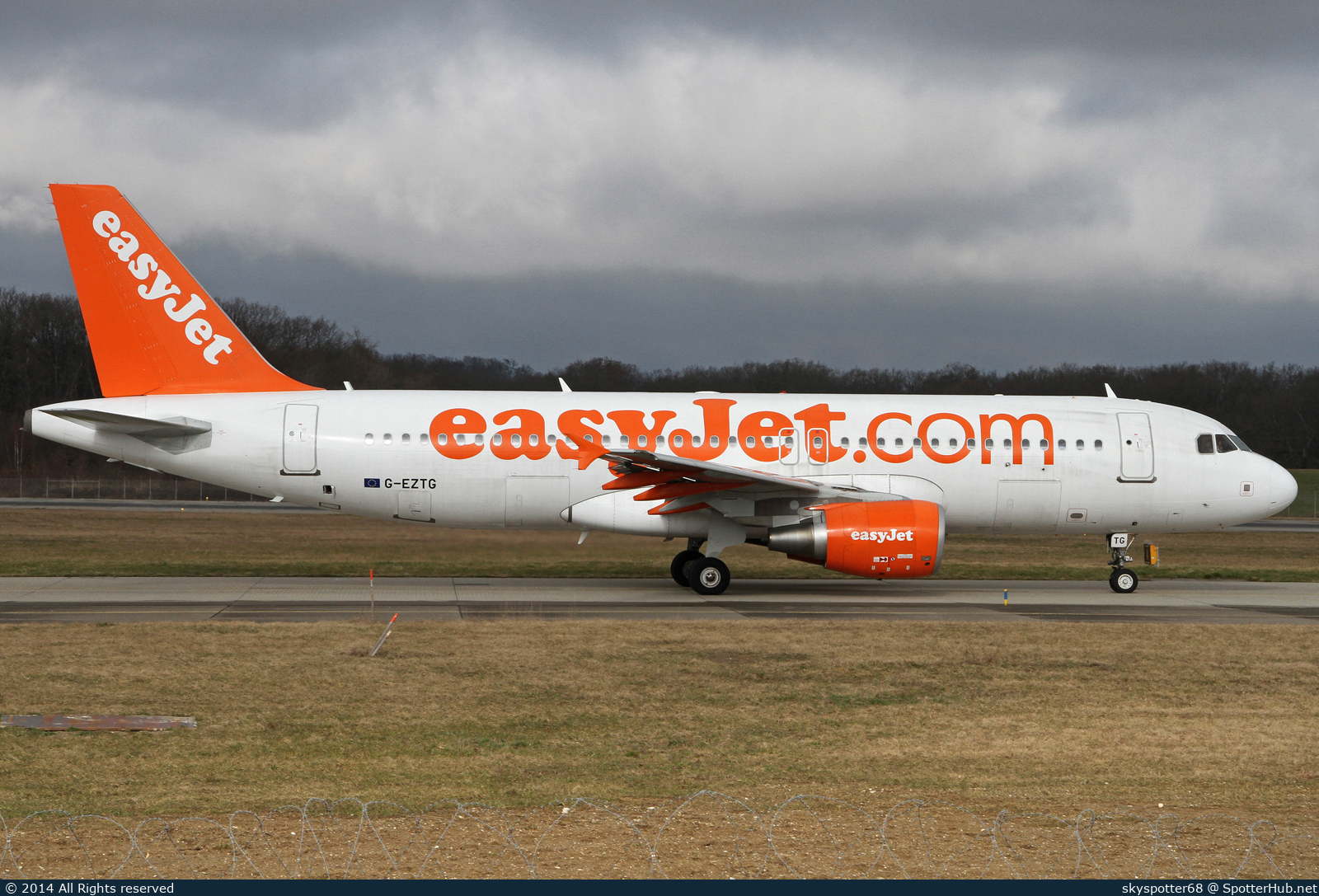 Photo of G-EZTG - Airbus A320-214 operated by easyJet
