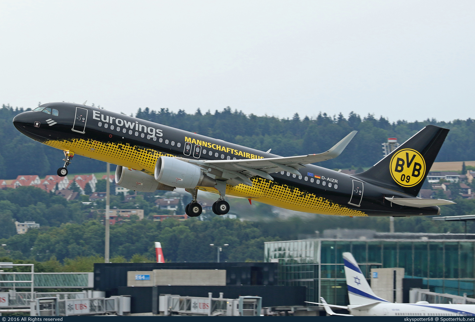 Photo of D-AIZR - Airbus A320-214 operated by Eurowings