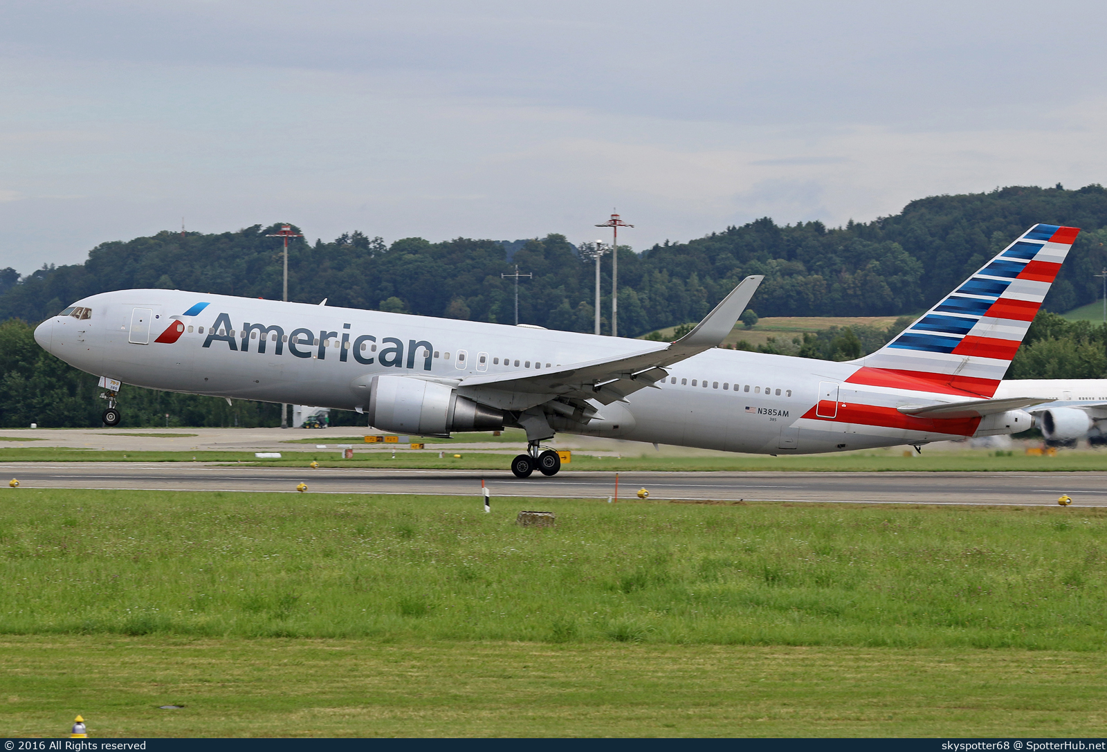Photo of N385AM - Boeing 767-323(ER) operated by American Airlines