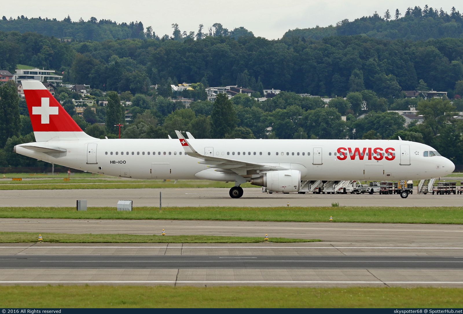 Photo of HB-IOO - Airbus A321-212 operated by Swiss International Air Lines