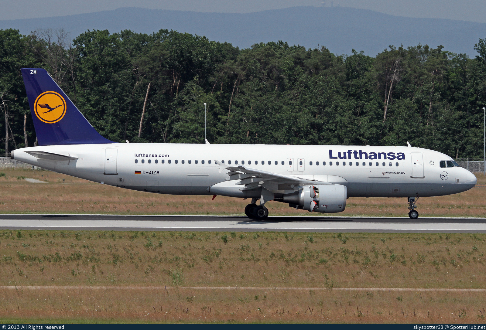 Photo of D-AIZM - Airbus A320-214 operated by Lufthansa