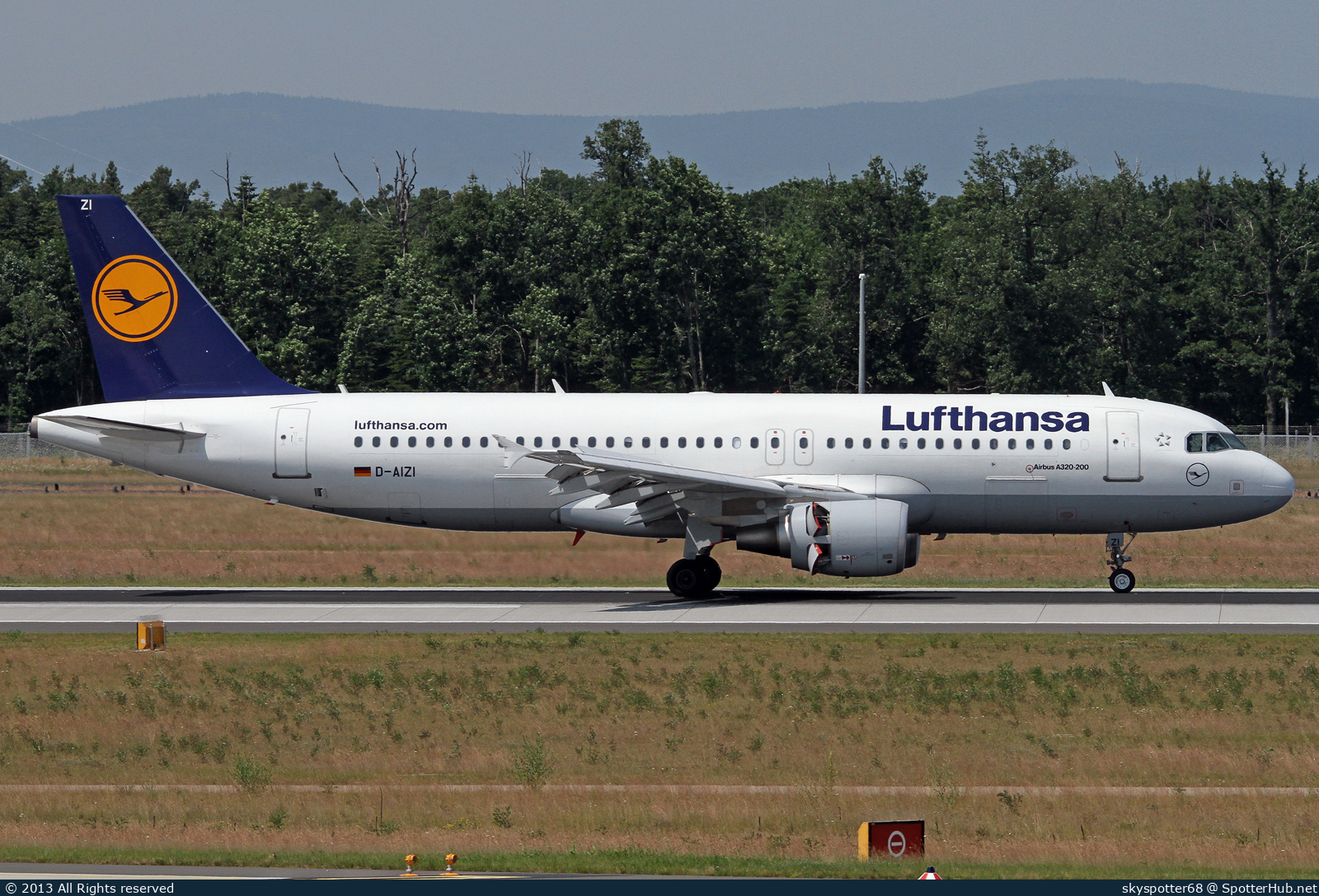 Photo of D-AIZI - Airbus A320-214 operated by Lufthansa