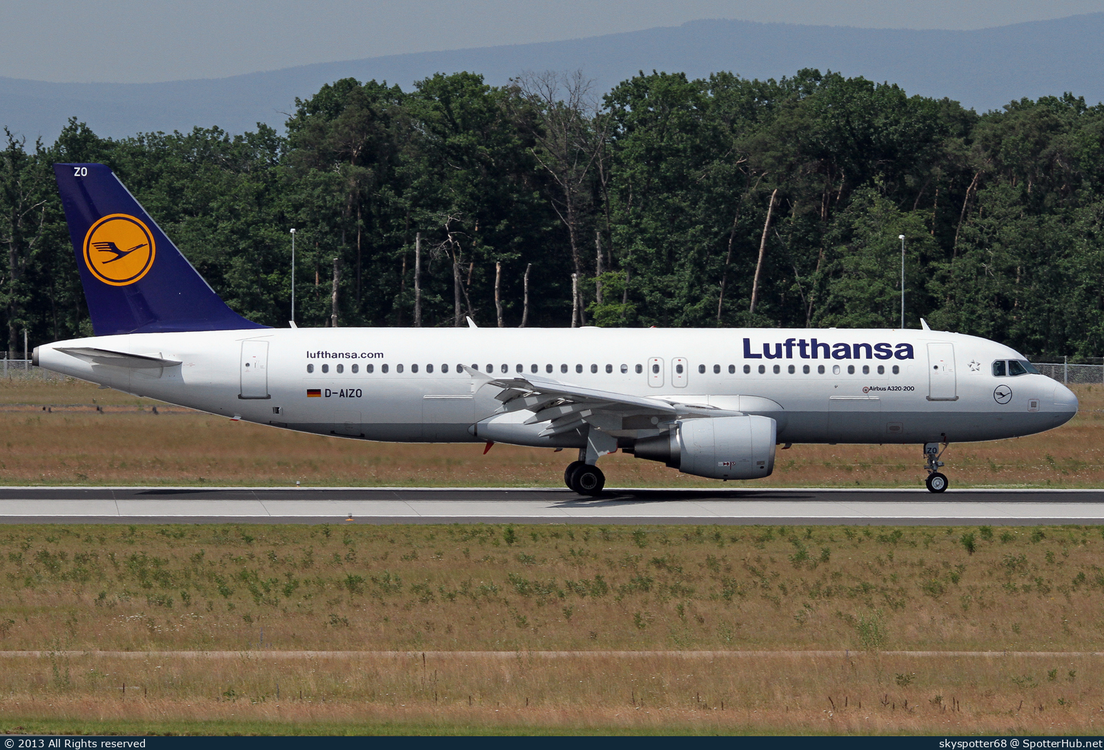 Photo of D-AIZO - Airbus A320-214 operated by Lufthansa