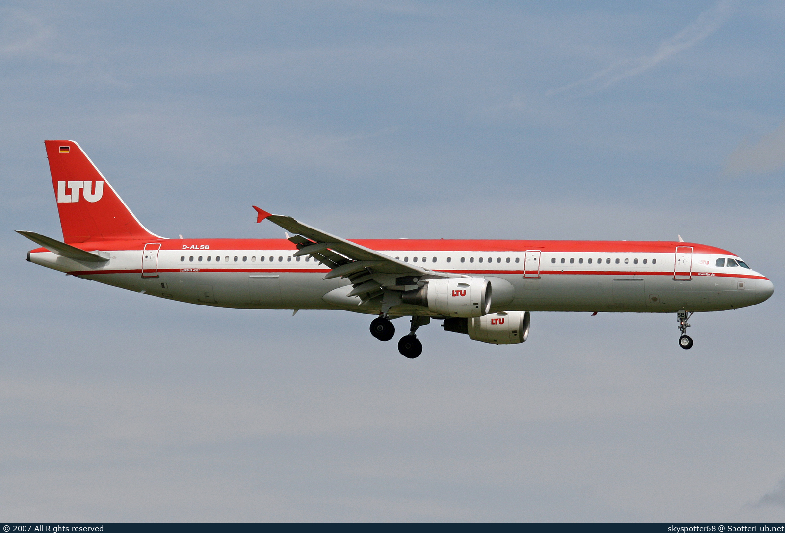 Photo of D-ALSB - Airbus A321-211 operated by LTU International Airways