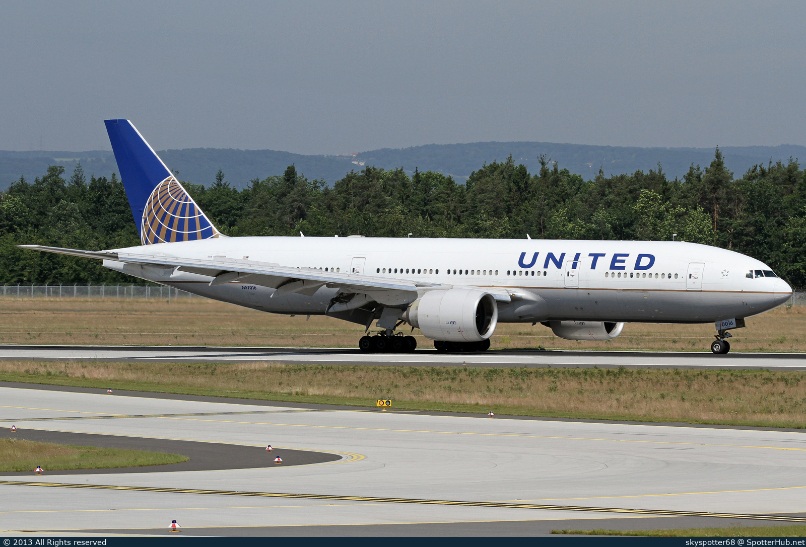 Photo of N57016 - Boeing 777-224(ER) operated by United Airlines