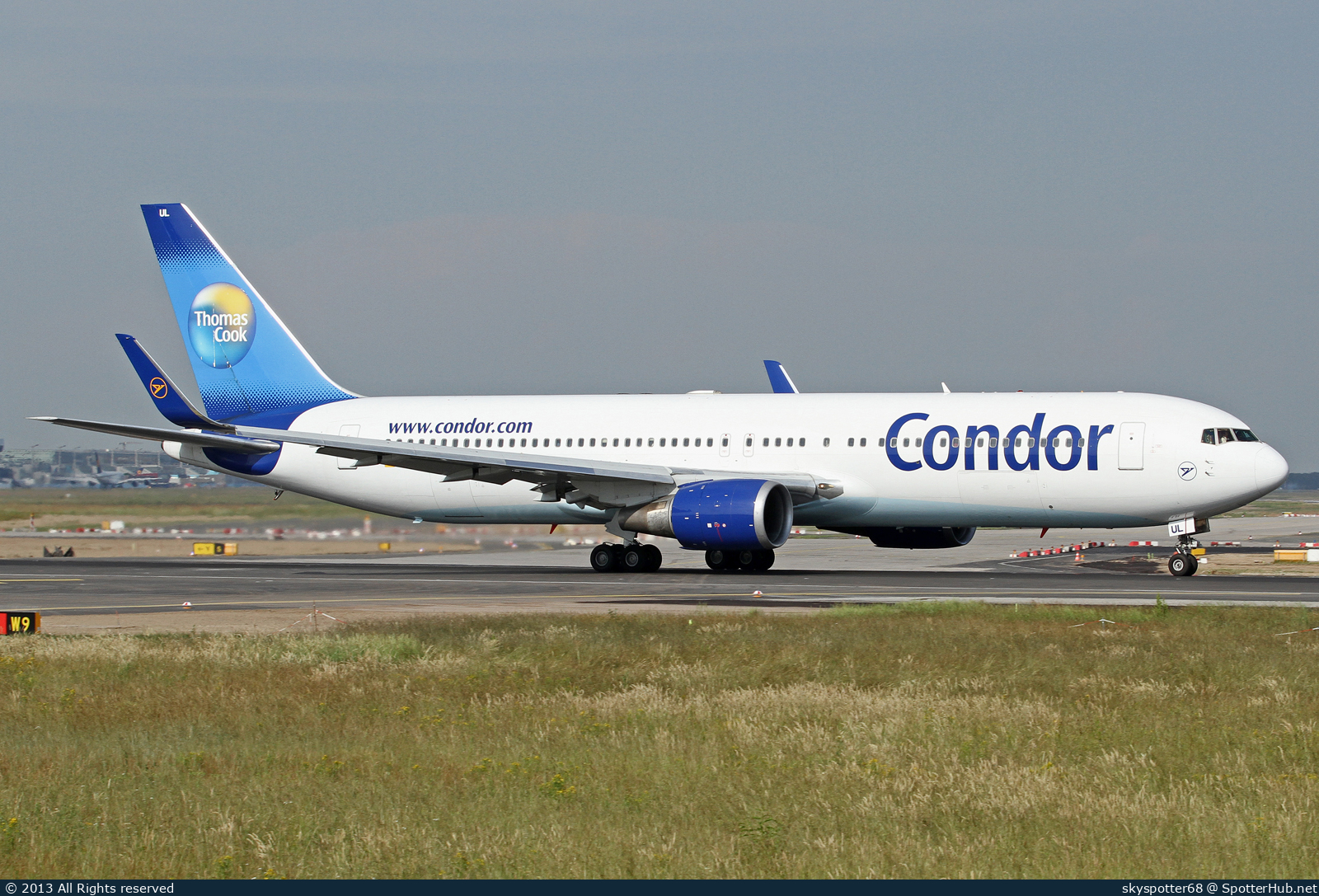 Photo of D-ABUL - Boeing 767-31B(ER) operated by Condor