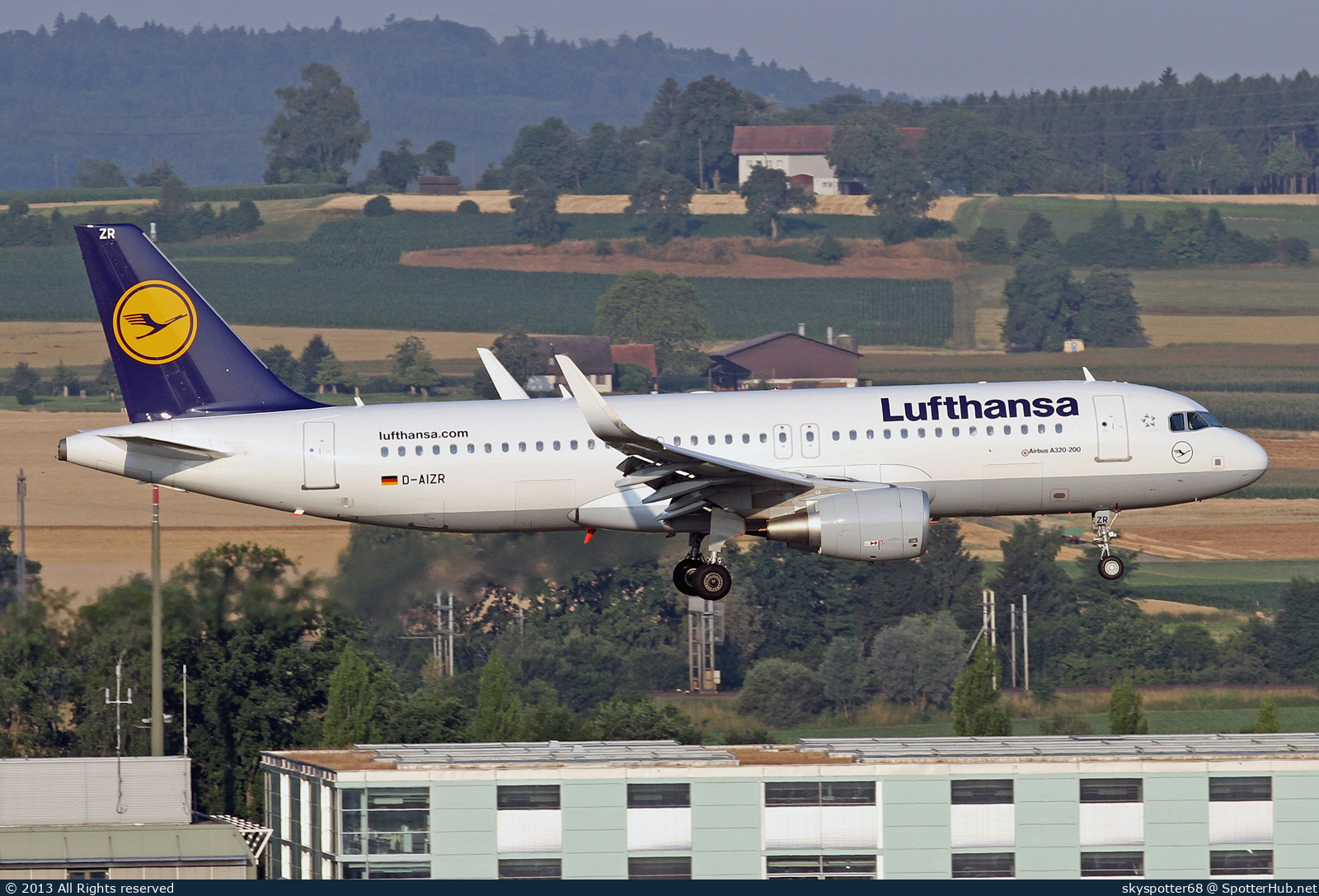 Photo of D-AIZR - Airbus A320-214 operated by Lufthansa
