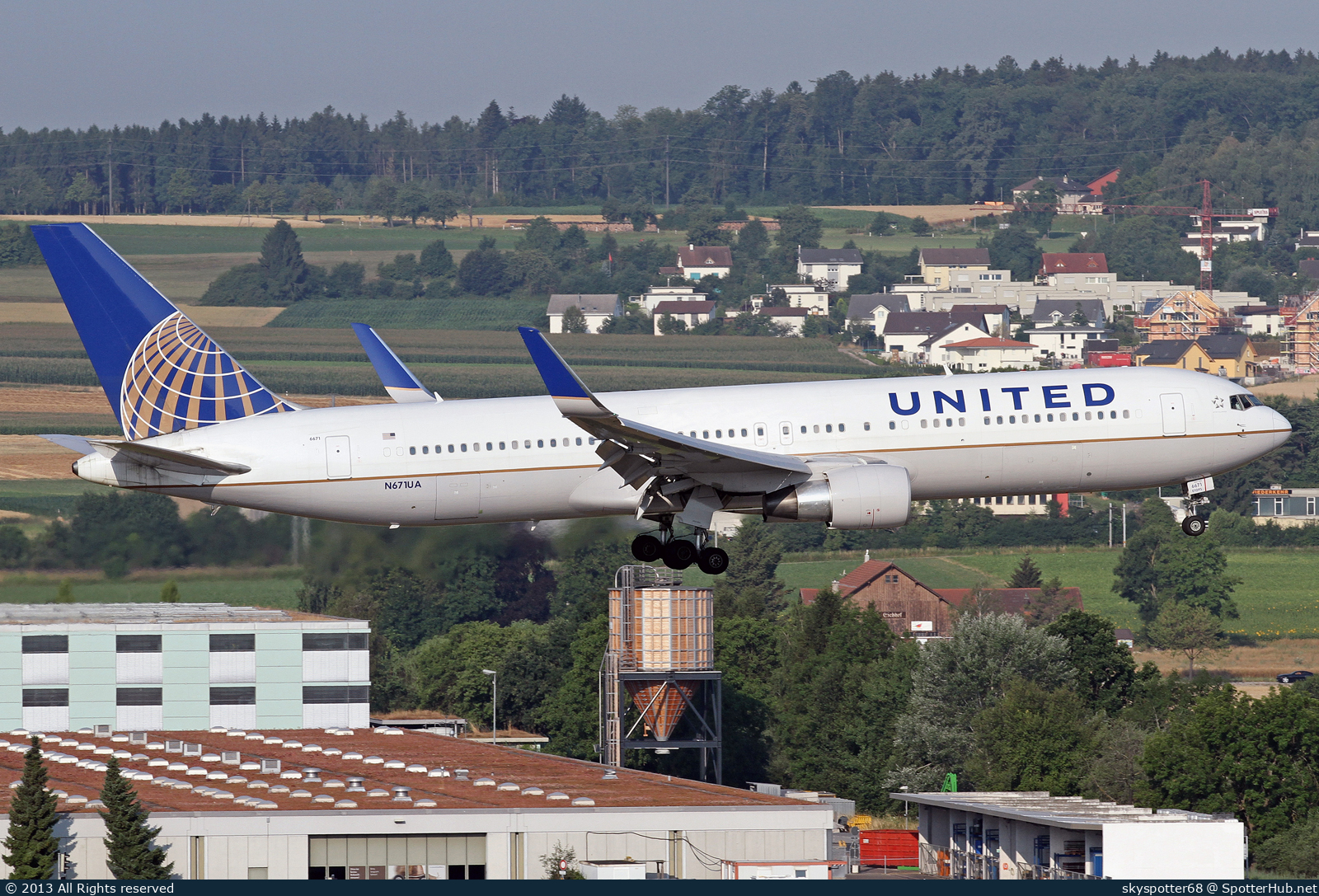 Photo of N671UA - Boeing 767-322(ER) operated by United Airlines